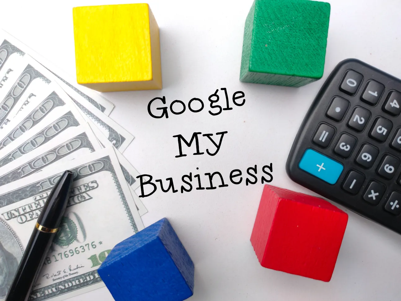 Google My Business und SEO-Optimierung visualisiert mit Geldscheinen und bunten Blöcken