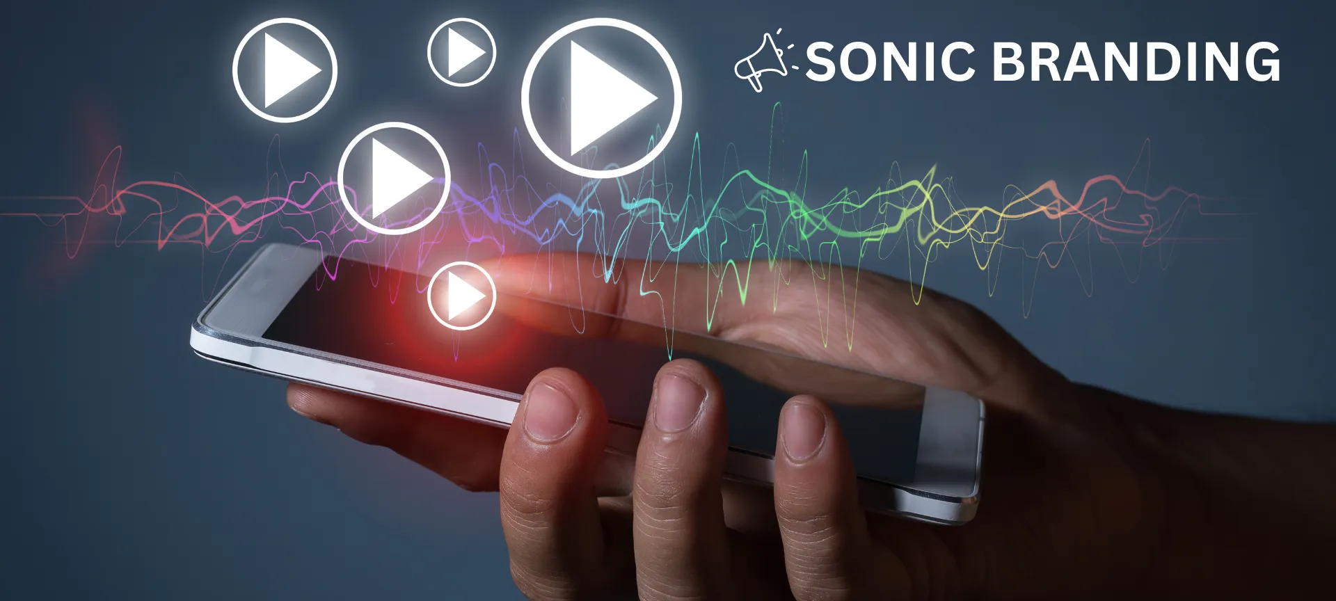 Hand hält ein Smartphone mit leuchtenden Play-Symbolen und einer farbigen Klangwelle darüber, begleitet von der Aufschrift 'Sonic Branding'.