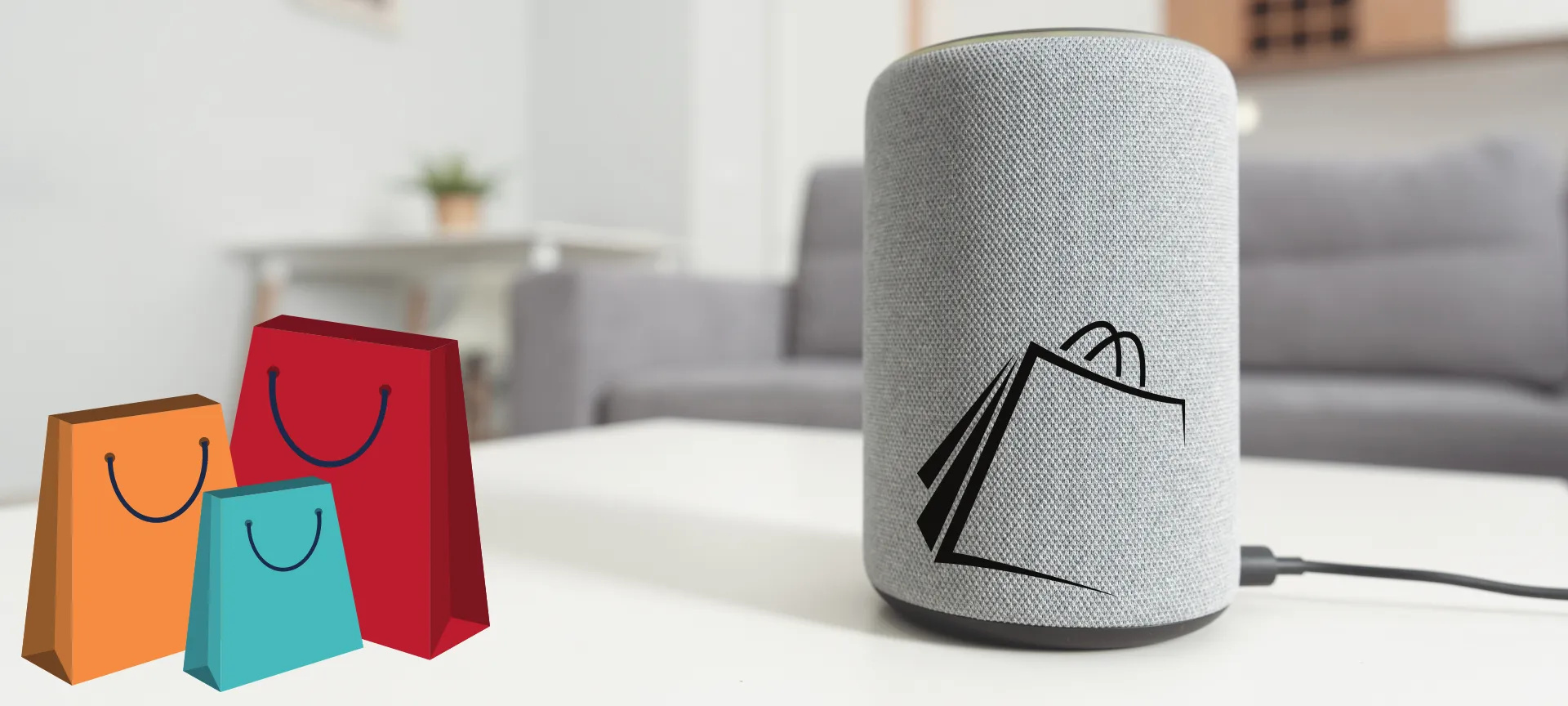Smart-Lautsprecher mit einem Einkaufs-Symbol und farbigen Einkaufstüten im Vordergrund auf einem weißen Tisch in einem Wohnzimmer.