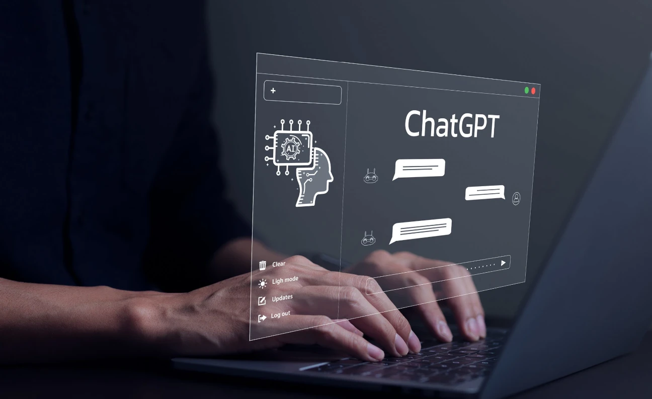 Person tippt auf Laptop mit eingeblendetem ChatGPT-Interface, symbolisierend KI-gestützte Content-Erstellung.