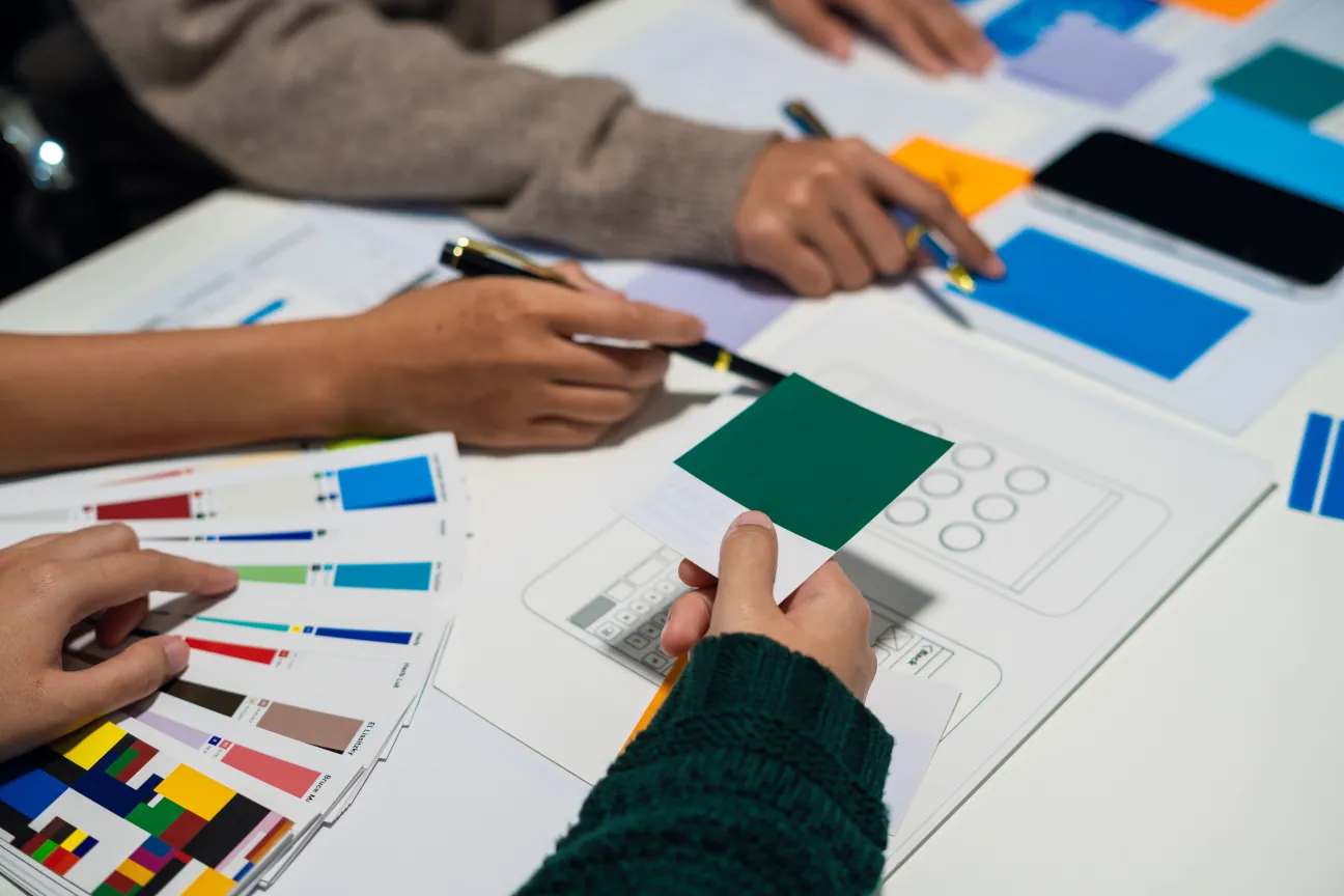 Designerteam bei der Auswahl von Farben und Layouts für ein kreatives Digital Branding Konzept.