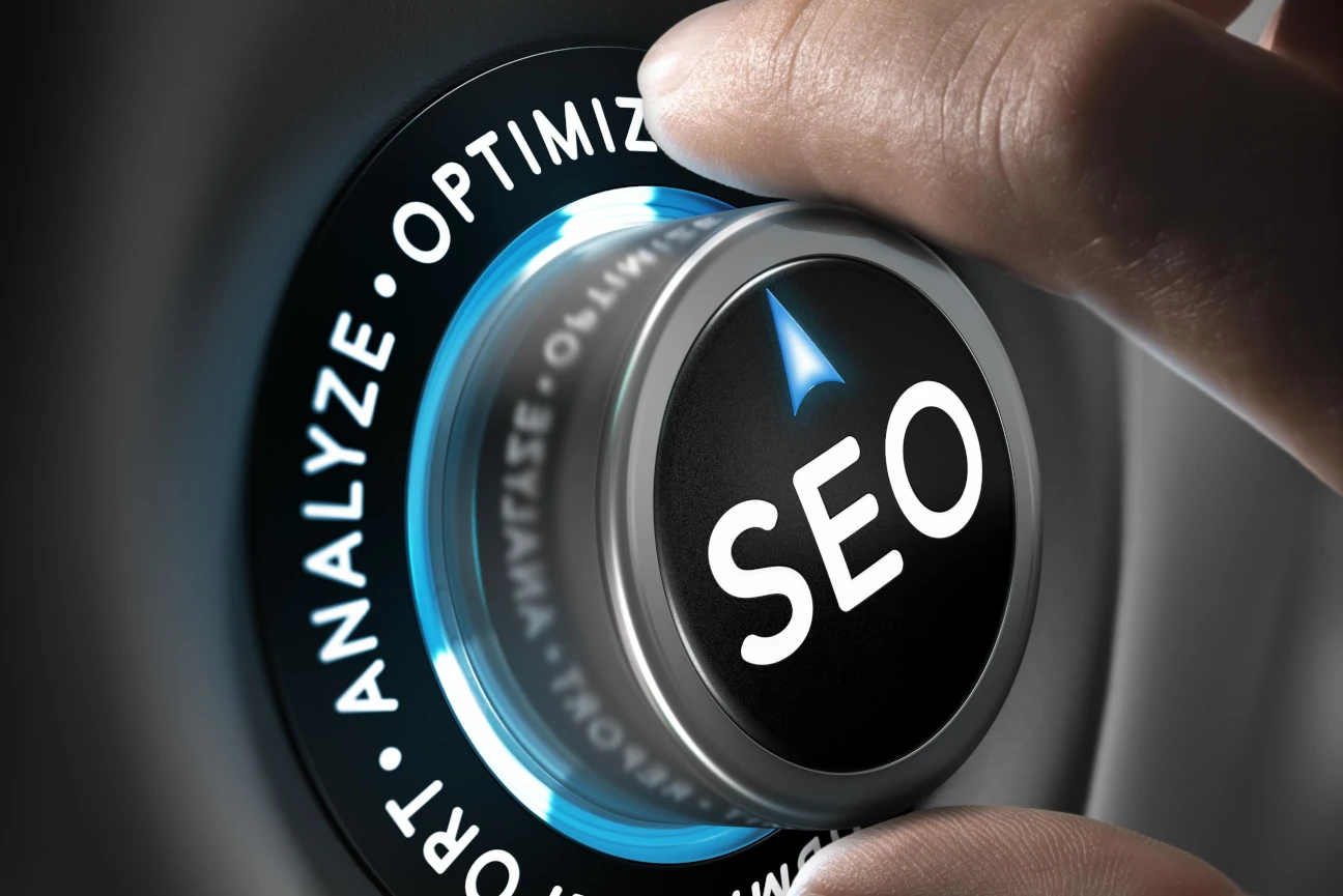Drehknopf mit ‚SEO‘, ‚Analyze‘ und ‚Optimize‘ für Suchmaschinen-Optimierung.